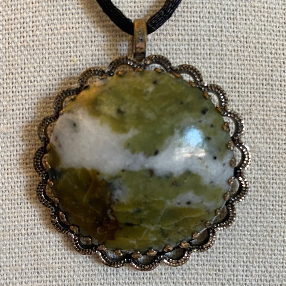 Elegant Green and White Pendant Necklace
